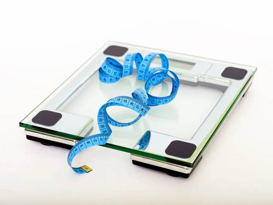 Balança transparente com recorte em obesidade no Brasil