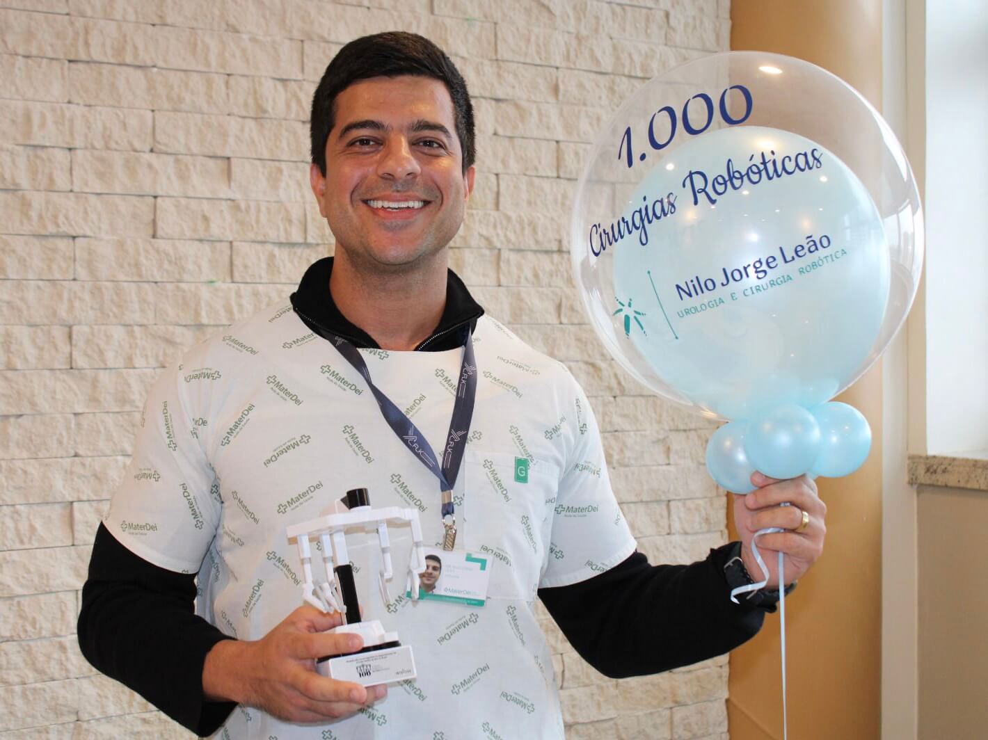 Médico baiano atinge marca de mil cirurgias robóticas