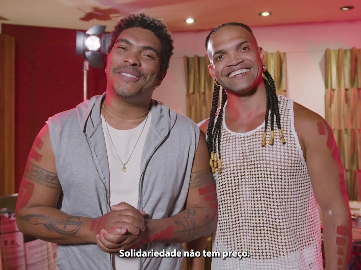 Timbalada muda cores da pintura corporal para divulgar Campanha de Doação da Hemoba