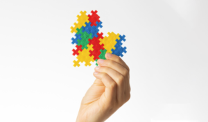 Símbolo do autismo: coração colorido