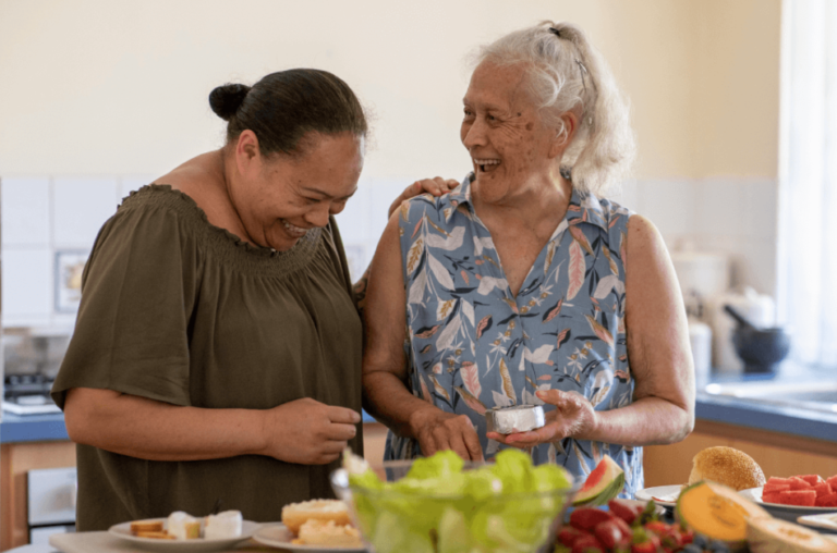 Duas mulheres idosas comendo