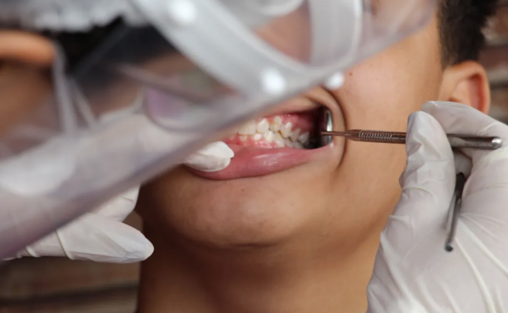 Mulher negra com avaliação no dentista