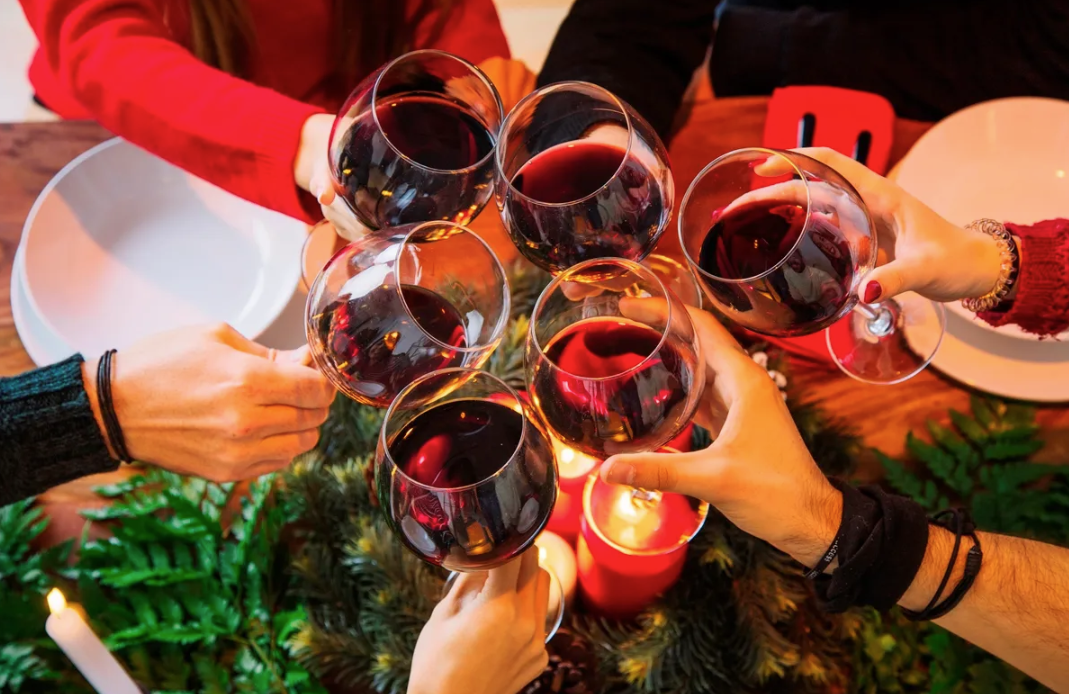 Festas de final de ano: ganho de calorias é maior com bebidas alcoólicas do que alimentos