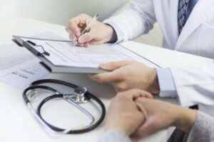 Mãos do médico e paciente