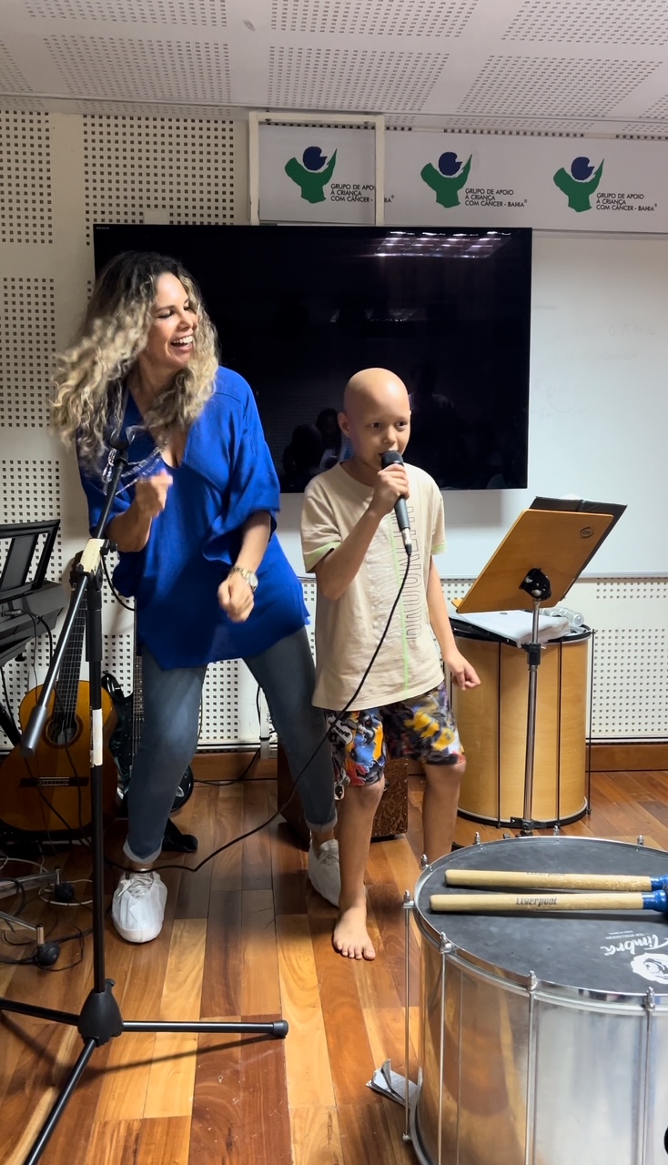 Márcia Freire realiza atividade musical com as crianças do GACC-BA