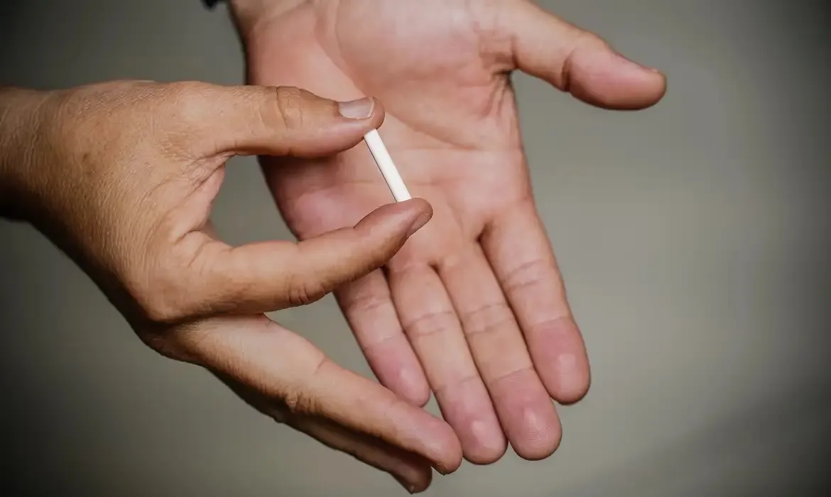 Anvisa libera implante hormonal para fins médicos, mas mantém proibição de ‘chip da beleza’