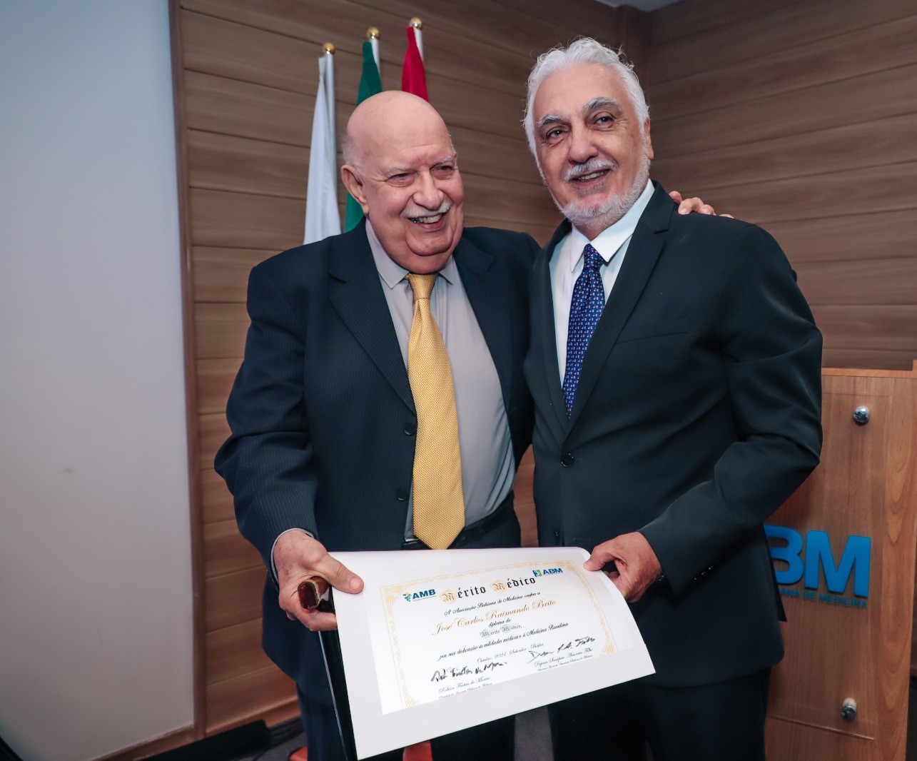 Cardiologista José Carlos Brito recebe diploma do Mérito Médico
