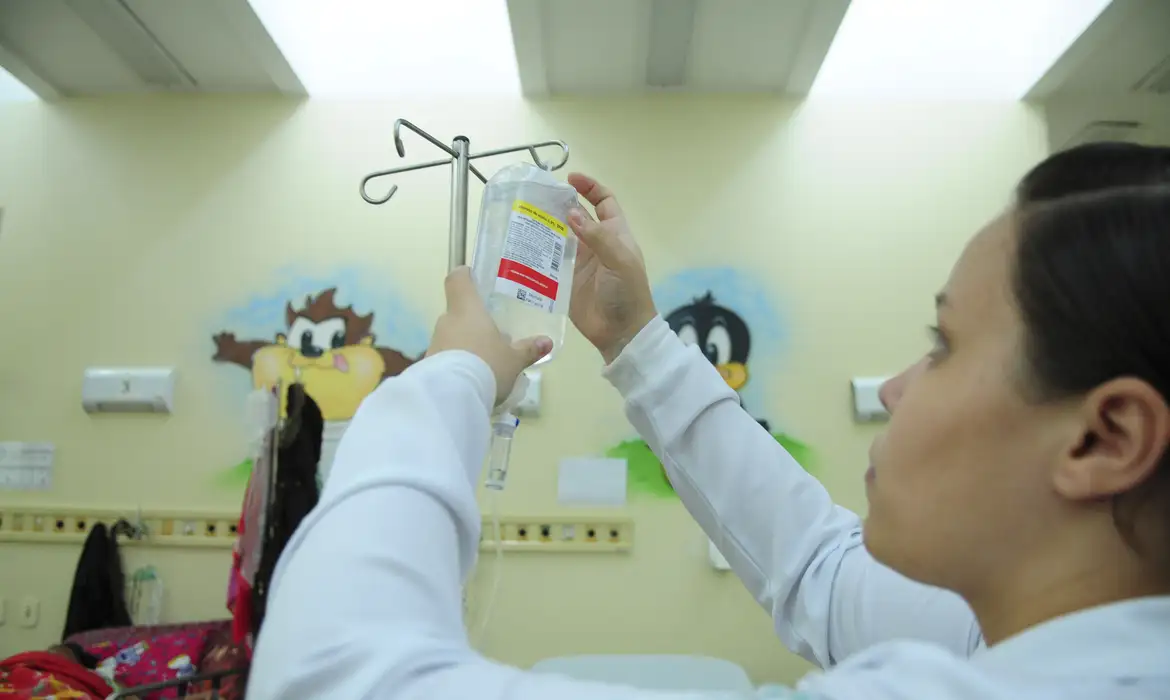 Prescrição de antibióticos: CFM quer que Anvisa revogue autorização para enfermeiros