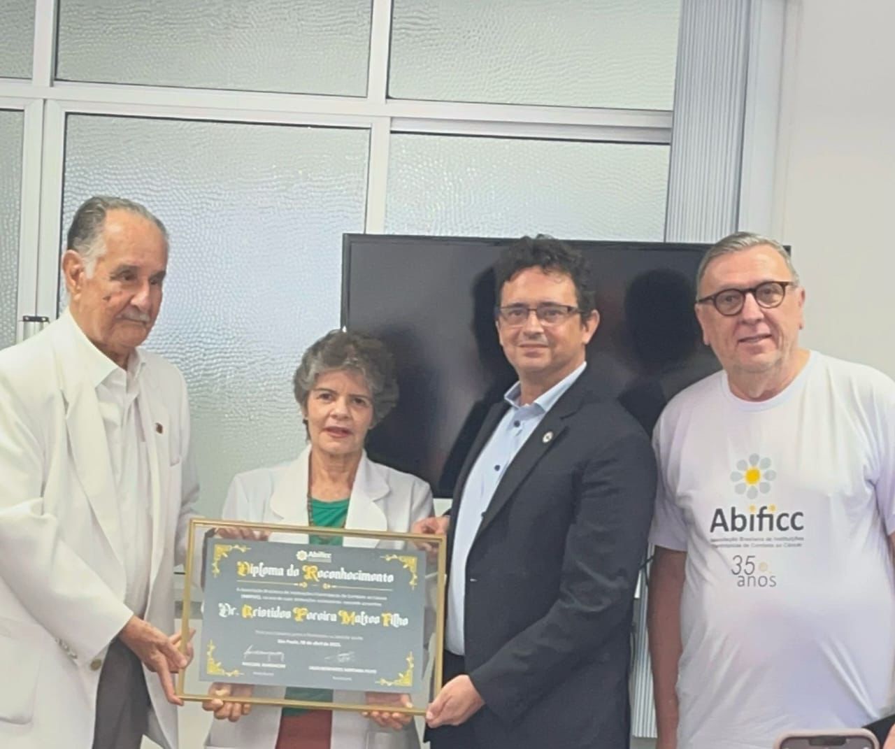 Médico Aristides Maltez Filho recebe homenagem no V Fórum de Oncologia