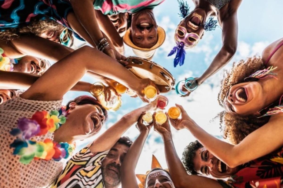Saúde no carnaval: conheça os riscos da combinação álcool e longas horas de folia